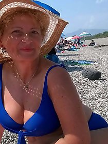 Experienced bitch is giving head