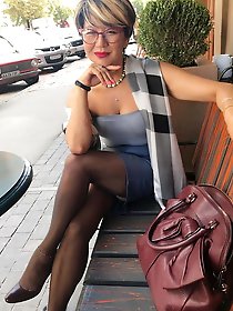 Old moms are posing totally nude