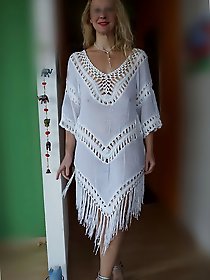 Selena039s posing in white