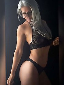 American older chick is spreading her pussy lips on pictures