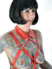 Photo shoot with full body tattooed MILF Cleo