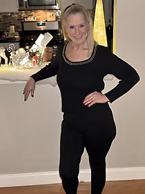 Hot MILF Tia posing in pink underwear for a photo session