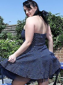 Chubby british housewife shows off her naughty side