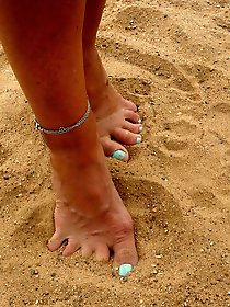 Mature girl is posing totally undressed on cam