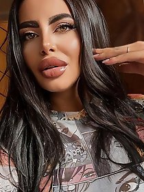 Awesome-looking babe is posing fully naked