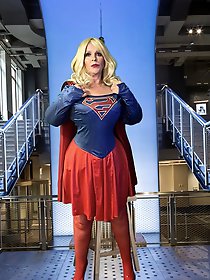 Older tart is posing nude for cash