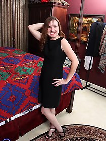 This American mature lady loves to play with herself