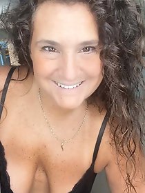 Inviting aged mom wants to have oral sex with vibrator