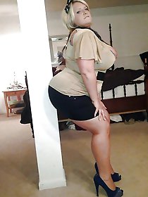 Mature housewife exposing her sexy lines