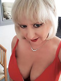 Older damsels are revealing their pussy