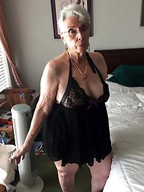 Mature mom is spreading her pussy