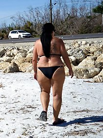 Mature milf is showing off her slit