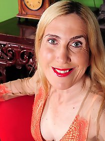 Hairy american housewife playing with her pussy