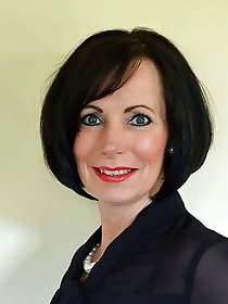 Juicy experienced dame teasing like a pro